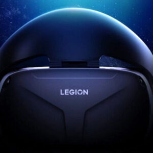 هدست واقعیت مجازی لنوو Legion VR700 از چیپست کوالکام Snapdragon XR2 به همراه 8 گیگابایت رم و 256 گیگابایت حافظه داخلی بهره میبرد. VR700 به یک نمایشگر LCD مجهز شده که از ویژگیهایی مانند حداکثر وضوح 1920 در 3665 پیکسل و نرخ تازهسازی تصویر 72/90 هرتز پشتیبانی میکند. از نظر طراحی، این هدستها شبیه سری هدفونهای Lenovo Rescuer هستند که البته عملکرد بهتری دارند. پهنای باند ویدیویی دستگاه به میزان قابل توجهی افزایش یافته و علاوه بر این، سرعت عملکرد هوش مصنوعی هدست واقعیتمجازی جدید لنوو 11 برابر و وضوح آن 10 برابر افزایش یافته است. به گفته لنوو، وزن بخش جلو و عقب دستگاه با دقت بهینهسازی شده که با این وجود، کاربران مشکلی با استفاده طولانیمدت از آن نخواهند داشت. ماسک عریض و نرم دستگاه نیز تجربهای طبیعی و راحت را به کاربران ارائه میکند. علاوه بر این، VR700 از پخش سیمی و بیسیم پشتیبانی میکند. نمایشگر 4K RealRGB داخلی Legion VR700 نیز سرعت پاسخگویی بسیار خوبی دارد. لنوو همچنین برای دستیابی به موقعیتیابی دقیق در سطح میلیمتر، سرعت مقداردهی ابتدایی در سطح میلی ثانیه و سرعت تاخیر در سطح میلی ثانیه برای شناسایی دقیق حرکات بدن، در هدست VR700 از طراحی 6DoF (شش درجه آزادی: آزادی حرکت یک جسم در فضای سهبعدی) استفاده کرده است.